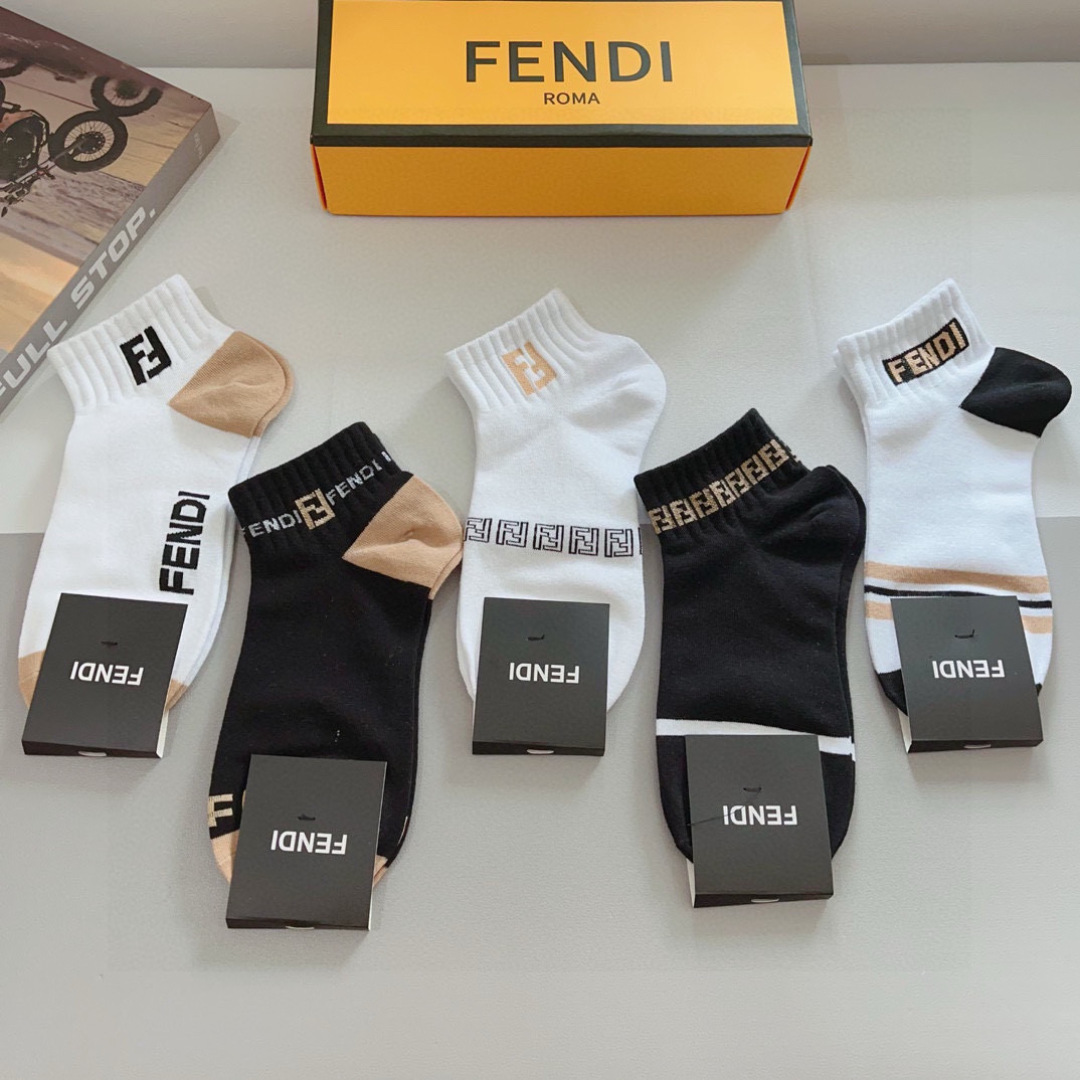 配包装（一盒5双）
FENDI  芬迪  字母双Ｆ爆款中筒袜，纯棉面料， 专柜同款 💓纯棉面料，实用好穿