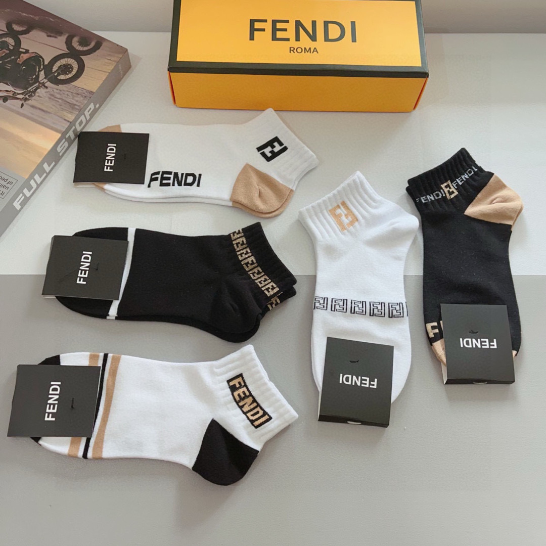 配包装（一盒5双）
FENDI  芬迪  字母双Ｆ爆款中筒袜，纯棉面料， 专柜同款 💓纯棉面料，实用好穿