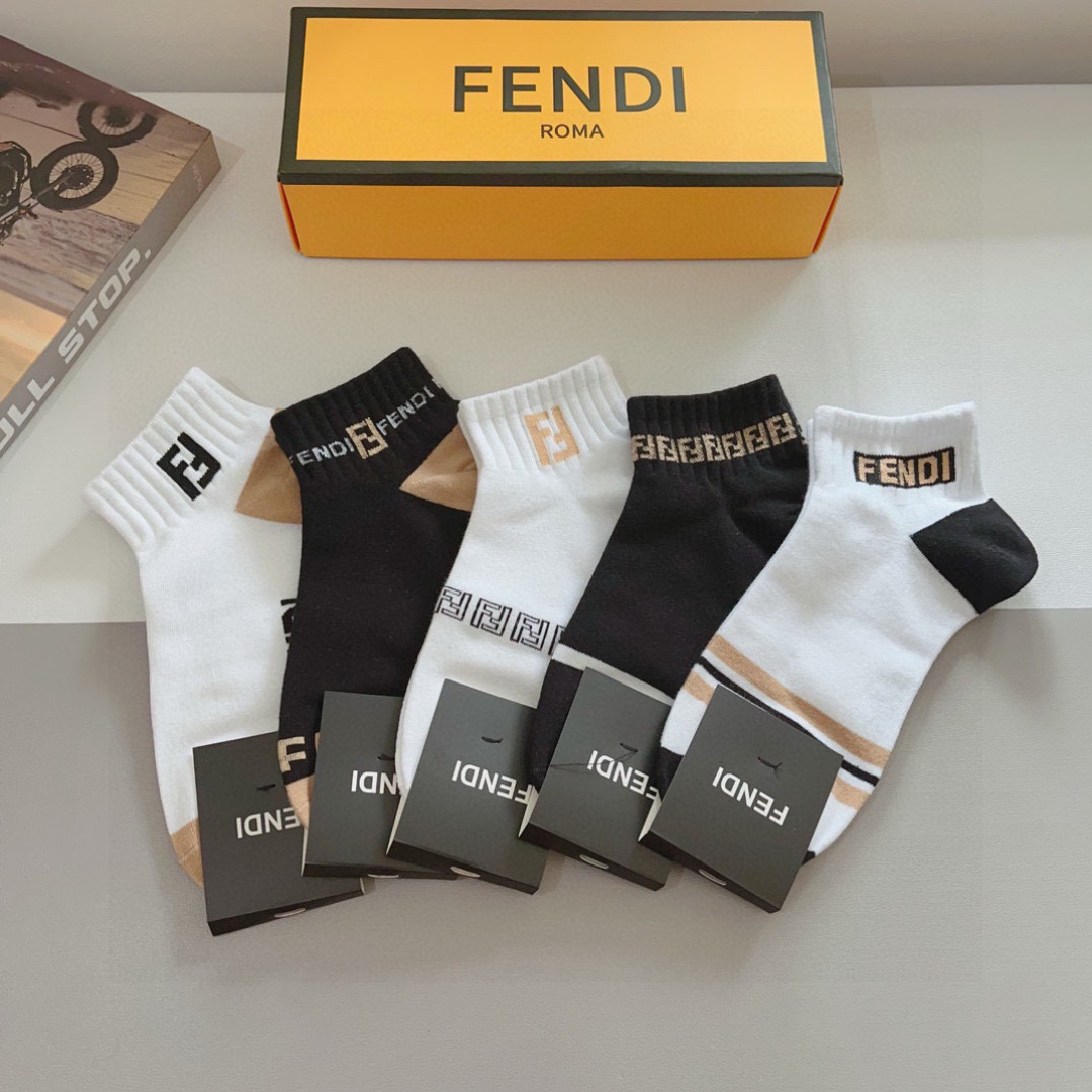 配包装（一盒5双）
FENDI  芬迪  字母双Ｆ爆款中筒袜，纯棉面料， 专柜同款 💓纯棉面料，实用好穿