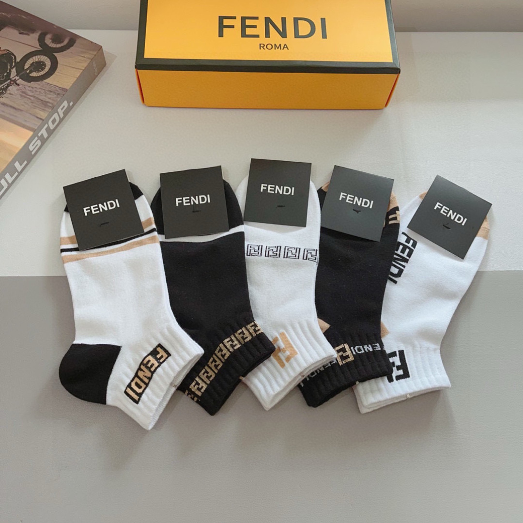 配包装（一盒5双）
FENDI  芬迪  字母双Ｆ爆款中筒袜，纯棉面料， 专柜同款 💓纯棉面料，实用好穿