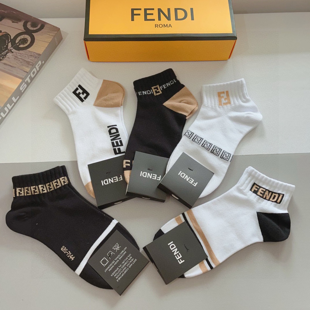 配包装（一盒5双）
FENDI  芬迪  字母双Ｆ爆款中筒袜，纯棉面料， 专柜同款 💓纯棉面料，实用好穿