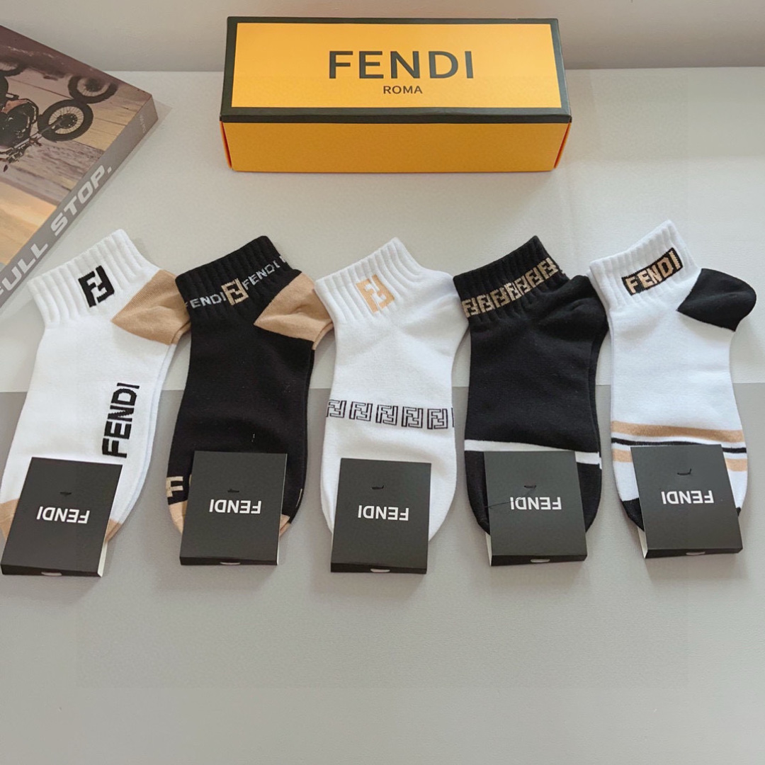 配包装（一盒5双）
FENDI  芬迪  字母双Ｆ爆款中筒袜，纯棉面料， 专柜同款 💓纯棉面料，实用好穿