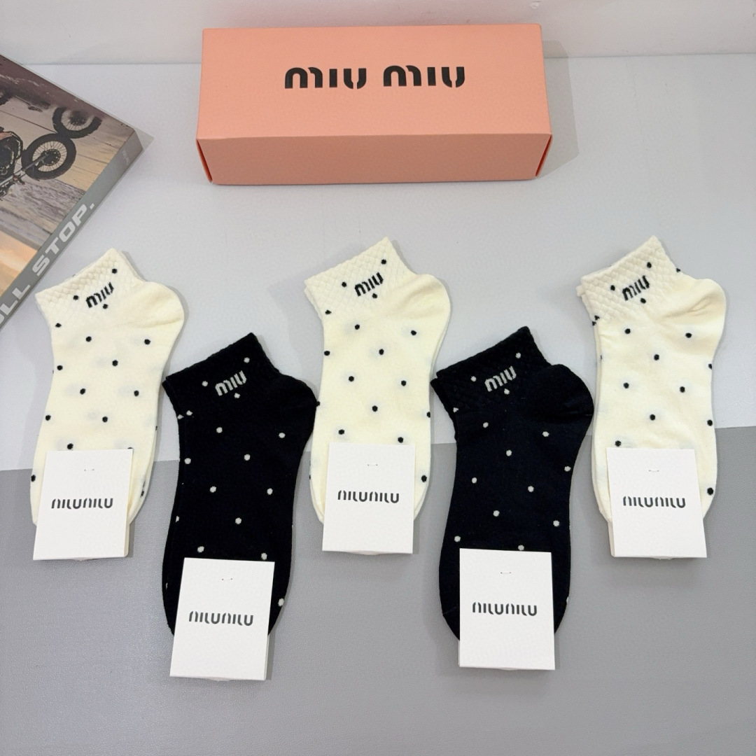 配包装【一盒5双】
miumiu · 缪缪 新款网红袜子❗️短筒船袜。纯棉材质，轻薄柔软透气，四季通用，
