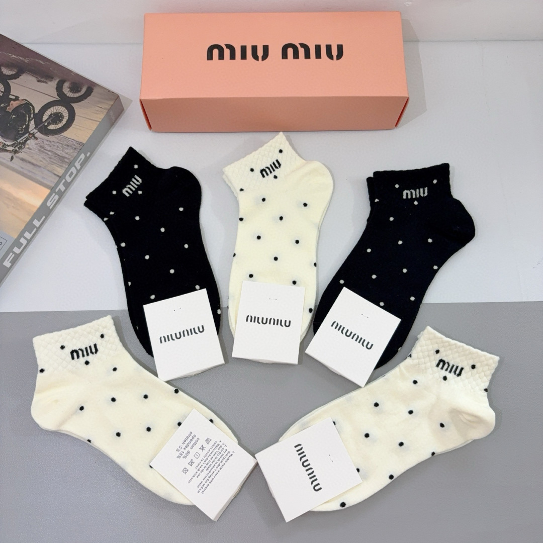 配包装【一盒5双】
miumiu · 缪缪 新款网红袜子❗️短筒船袜。纯棉材质，轻薄柔软透气，四季通用，