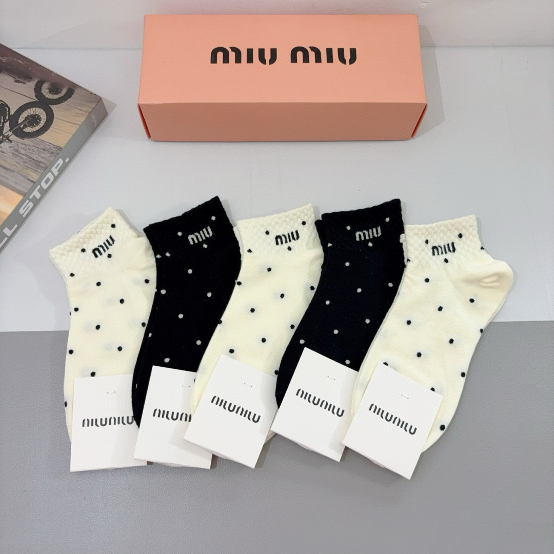 配包装【一盒5双】
miumiu · 缪缪 新款网红袜子❗️短筒船袜。纯棉材质，轻薄柔软透气，四季通用，