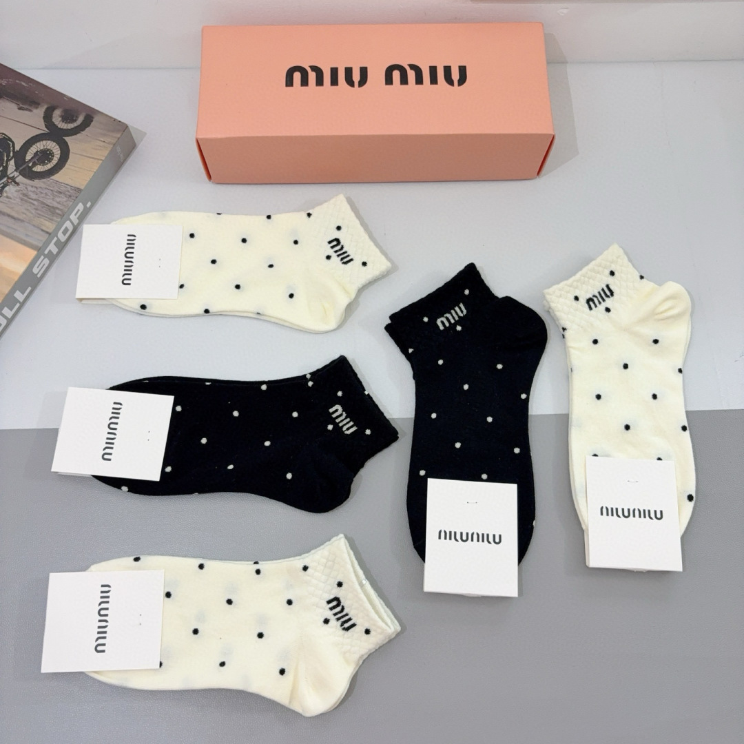 配包装【一盒5双】
miumiu · 缪缪 新款网红袜子❗️短筒船袜。纯棉材质，轻薄柔软透气，四季通用，
