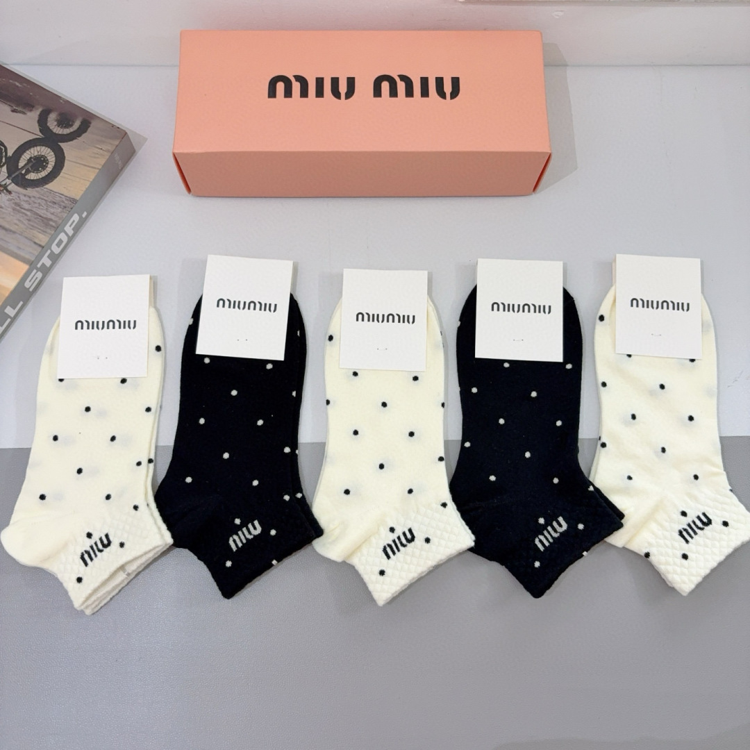 配包装【一盒5双】
miumiu · 缪缪 新款网红袜子❗️短筒船袜。纯棉材质，轻薄柔软透气，四季通用，