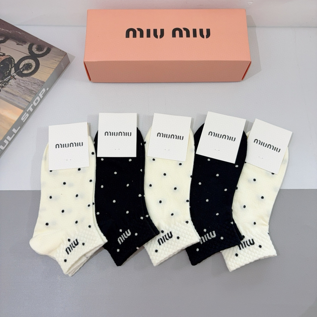 配包装【一盒5双】
miumiu · 缪缪 新款网红袜子❗️短筒船袜。纯棉材质，轻薄柔软透气，四季通用，