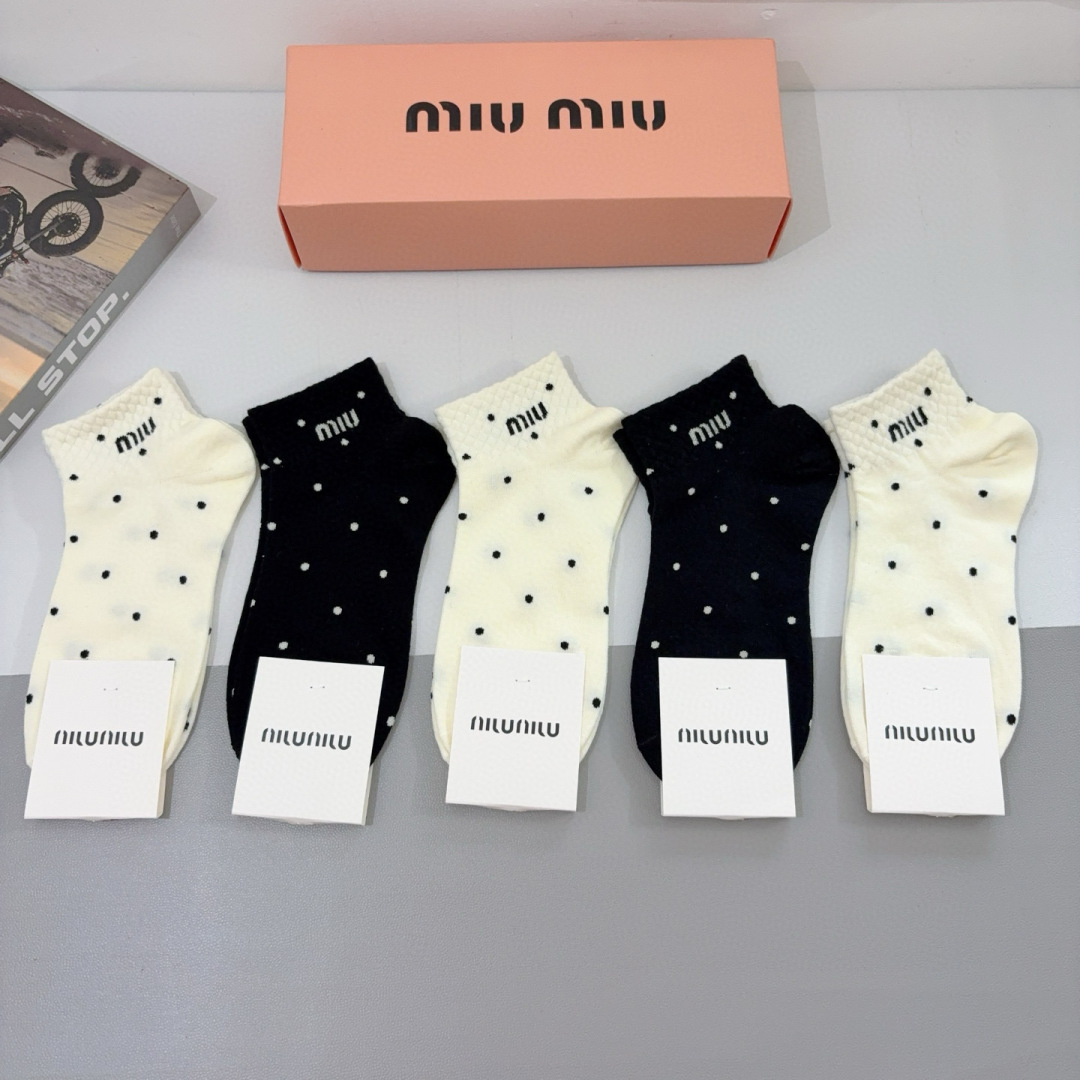 配包装【一盒5双】
miumiu · 缪缪 新款网红袜子❗️短筒船袜。纯棉材质，轻薄柔软透气，四季通用，