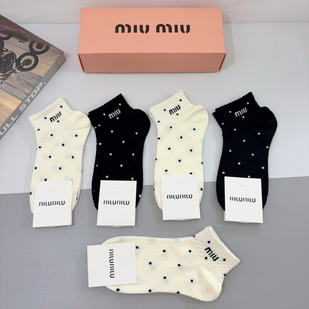 配包装【一盒5双】
miumiu · 缪缪 新款网红袜子❗️短筒船袜。纯棉材质，轻薄柔软透气，四季通用，