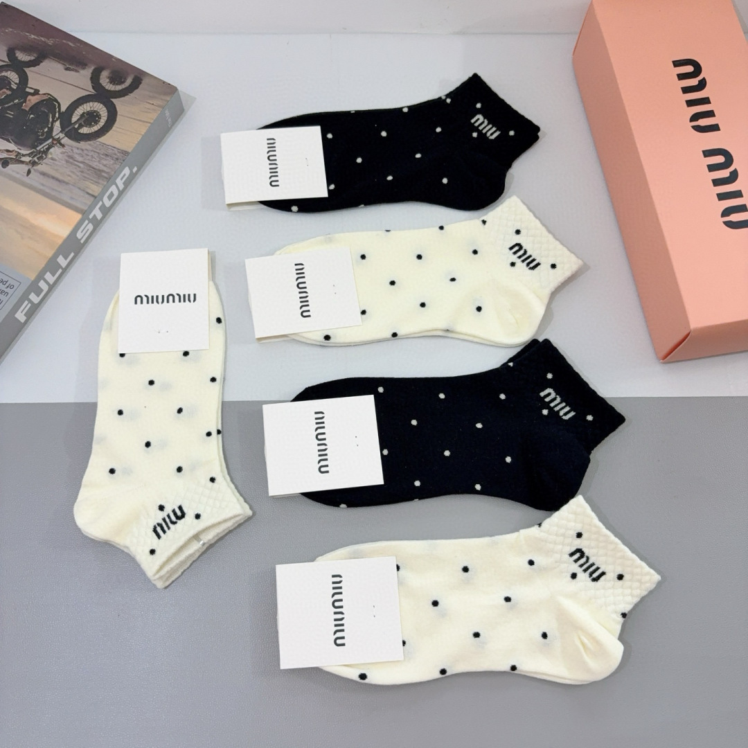 配包装【一盒5双】
miumiu · 缪缪 新款网红袜子❗️短筒船袜。纯棉材质，轻薄柔软透气，四季通用，