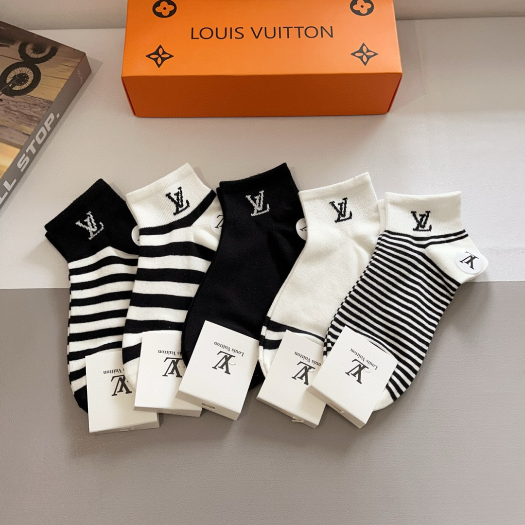 配包装（一盒5双）
 🌟 LV 路易威登 超火爆小单品，竹棉面料，潮人必备 爆款，经典字母logo中筒袜