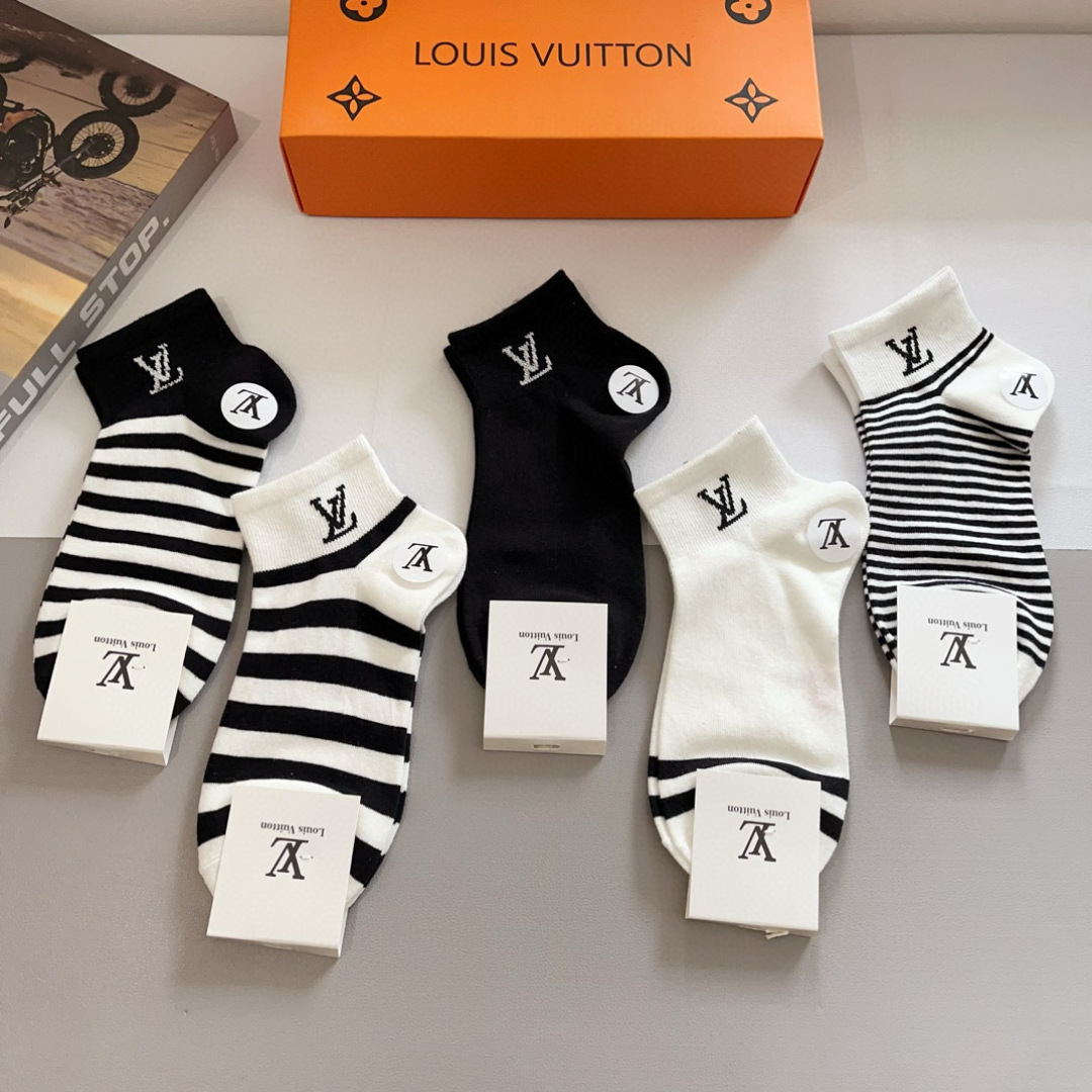 配包装（一盒5双）
 🌟 LV 路易威登 超火爆小单品，竹棉面料，潮人必备 爆款，经典字母logo中筒袜