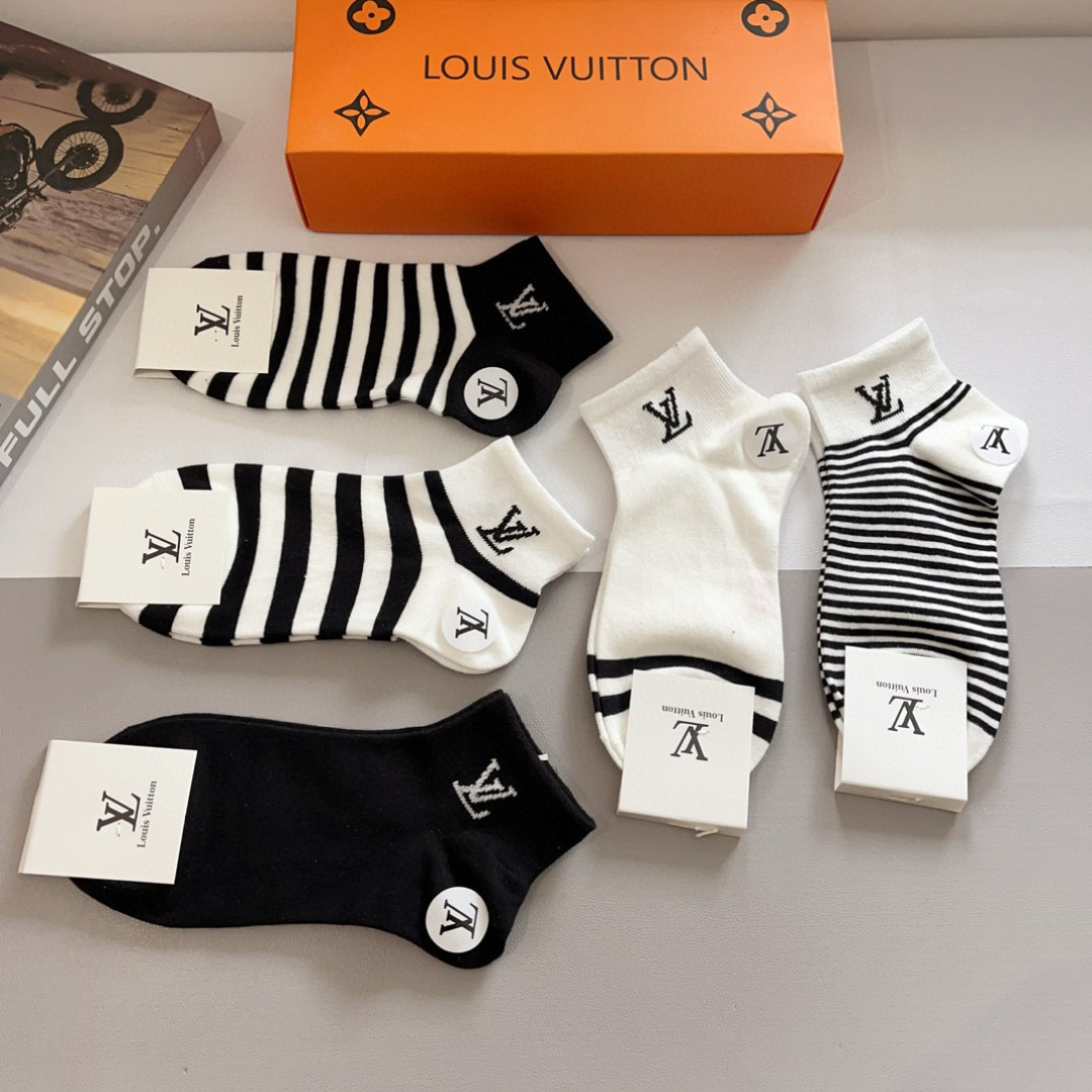 配包装（一盒5双）
 🌟 LV 路易威登 超火爆小单品，竹棉面料，潮人必备 爆款，经典字母logo中筒袜