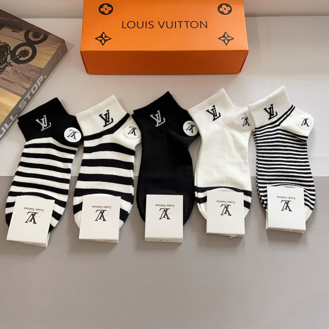 配包装（一盒5双）
 🌟 LV 路易威登 超火爆小单品，竹棉面料，潮人必备 爆款，经典字母logo中筒袜