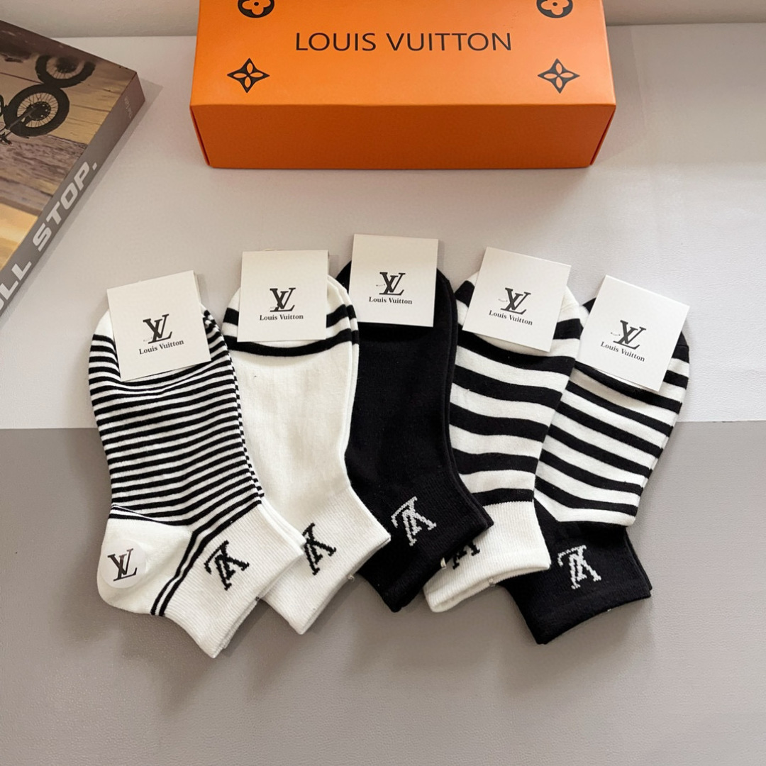 配包装（一盒5双）
 🌟 LV 路易威登 超火爆小单品，竹棉面料，潮人必备 爆款，经典字母logo中筒袜