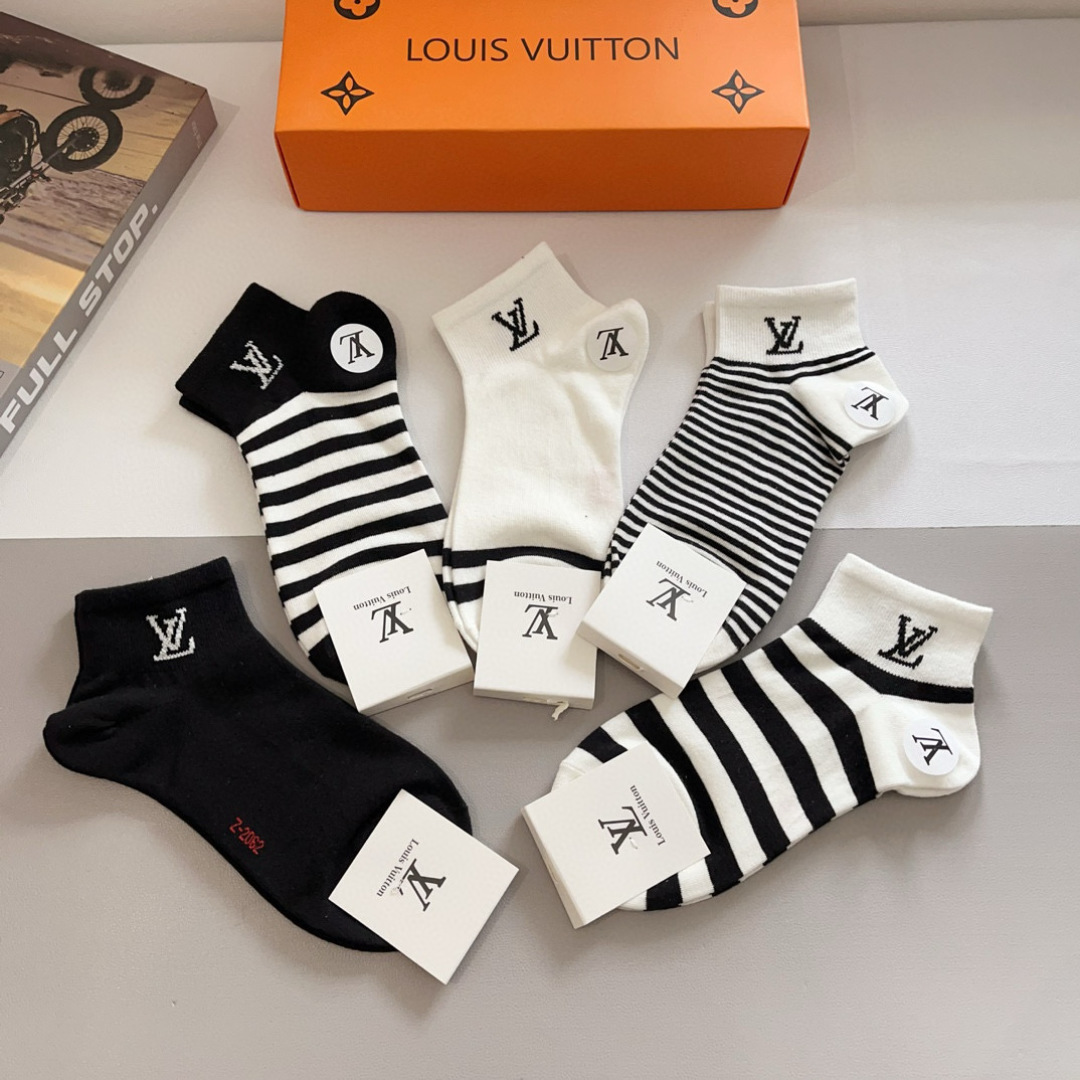 配包装（一盒5双）
 🌟 LV 路易威登 超火爆小单品，竹棉面料，潮人必备 爆款，经典字母logo中筒袜