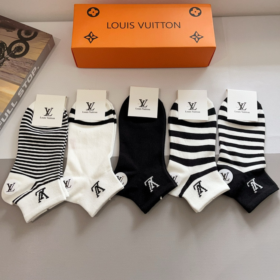 配包装（一盒5双）
 🌟 LV 路易威登 超火爆小单品，竹棉面料，潮人必备 爆款，经典字母logo中筒袜