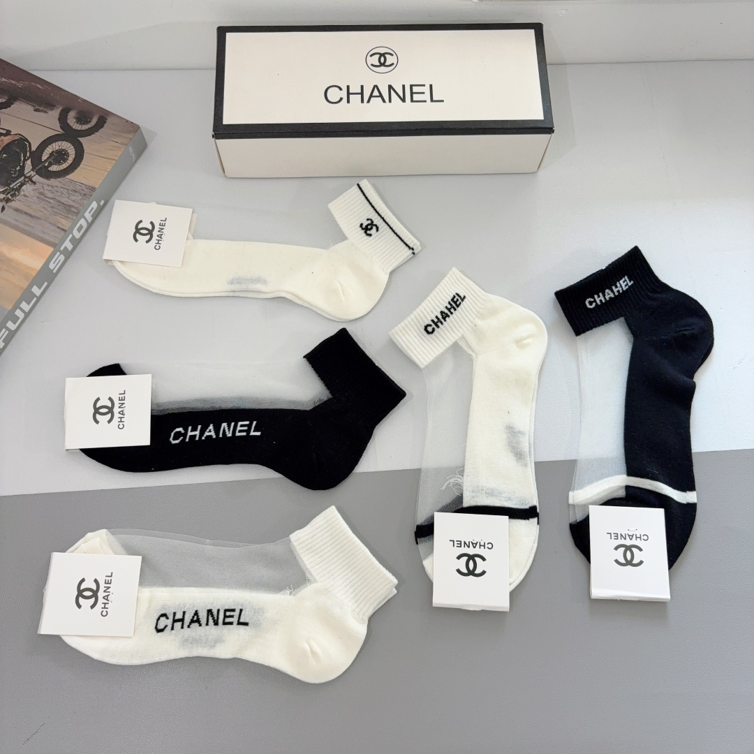 配包装【一盒5双】 
香奈儿 CHANEL新款冰丝短筒袜子❗专柜同步上新，超柔软舒适，专柜爆款双C系列超