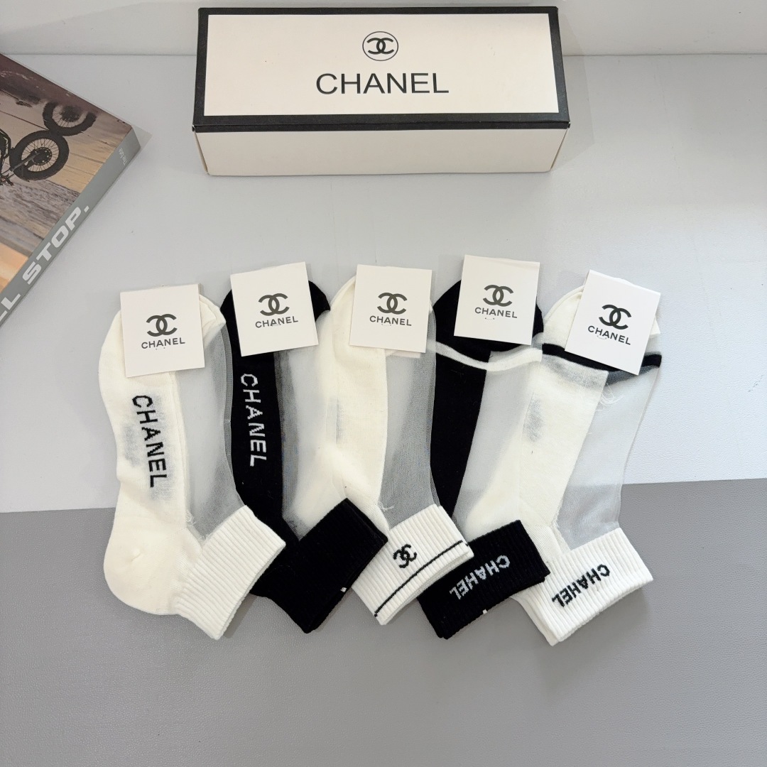 配包装【一盒5双】 
香奈儿 CHANEL新款冰丝短筒袜子❗专柜同步上新，超柔软舒适，专柜爆款双C系列超