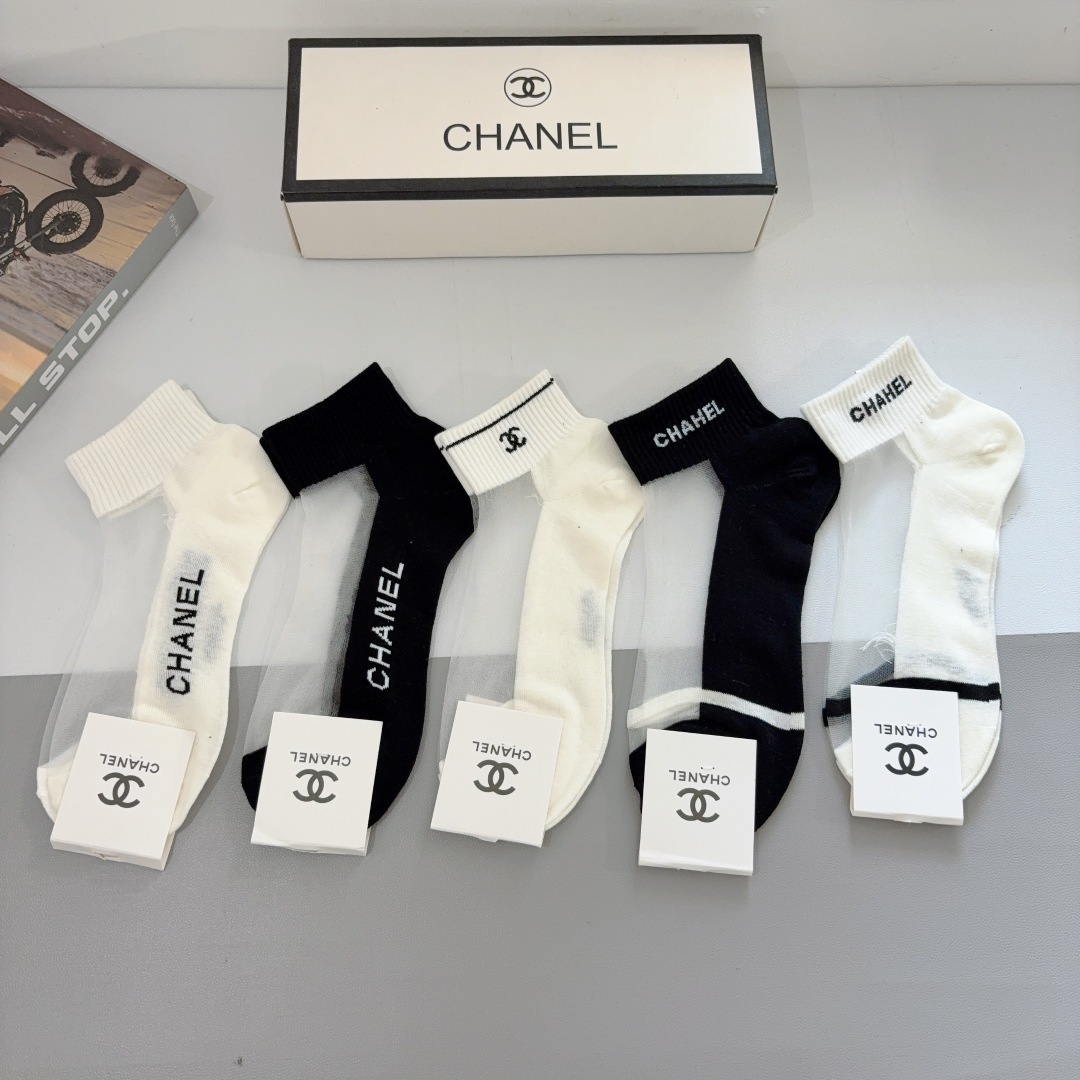 配包装【一盒5双】 
香奈儿 CHANEL新款冰丝短筒袜子❗专柜同步上新，超柔软舒适，专柜爆款双C系列超