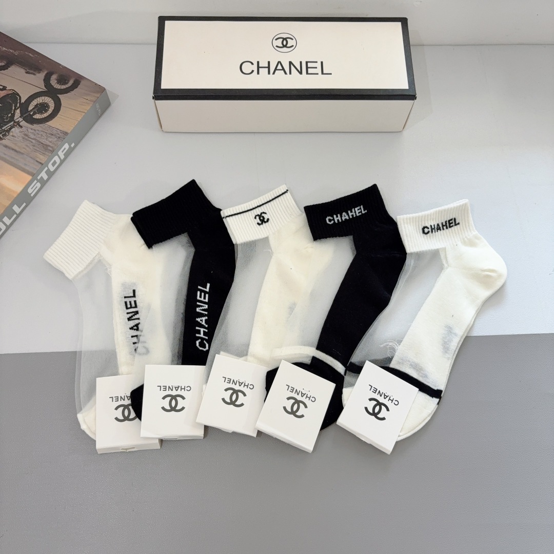 配包装【一盒5双】 
香奈儿 CHANEL新款冰丝短筒袜子❗专柜同步上新，超柔软舒适，专柜爆款双C系列超
