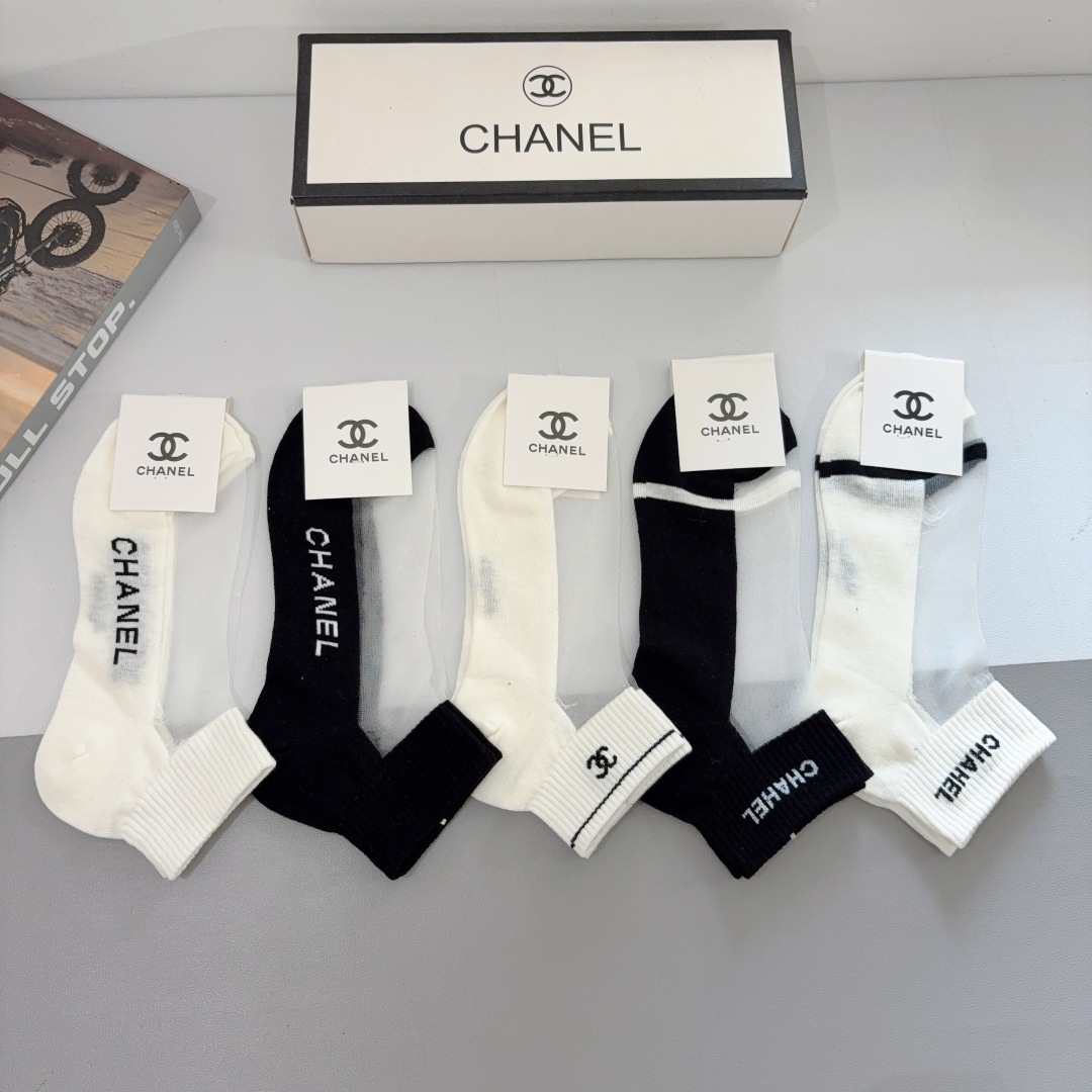 配包装【一盒5双】 
香奈儿 CHANEL新款冰丝短筒袜子❗专柜同步上新，超柔软舒适，专柜爆款双C系列超