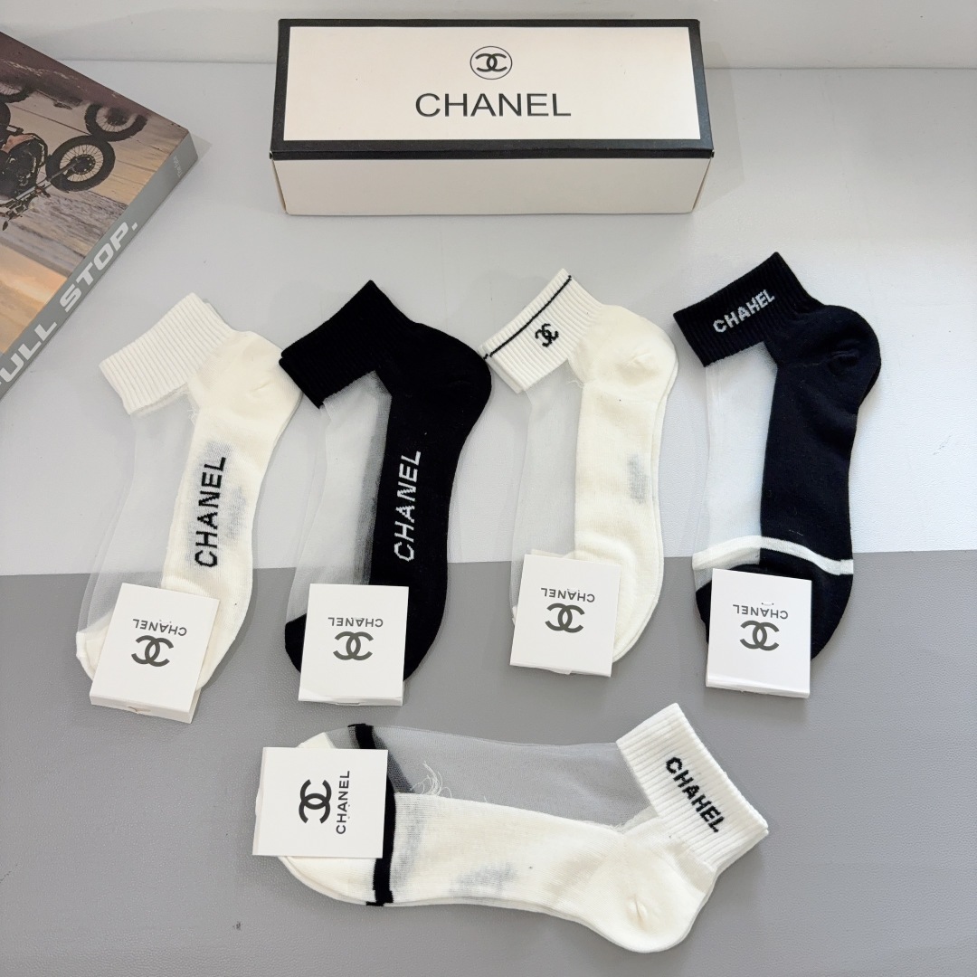 配包装【一盒5双】 
香奈儿 CHANEL新款冰丝短筒袜子❗专柜同步上新，超柔软舒适，专柜爆款双C系列超