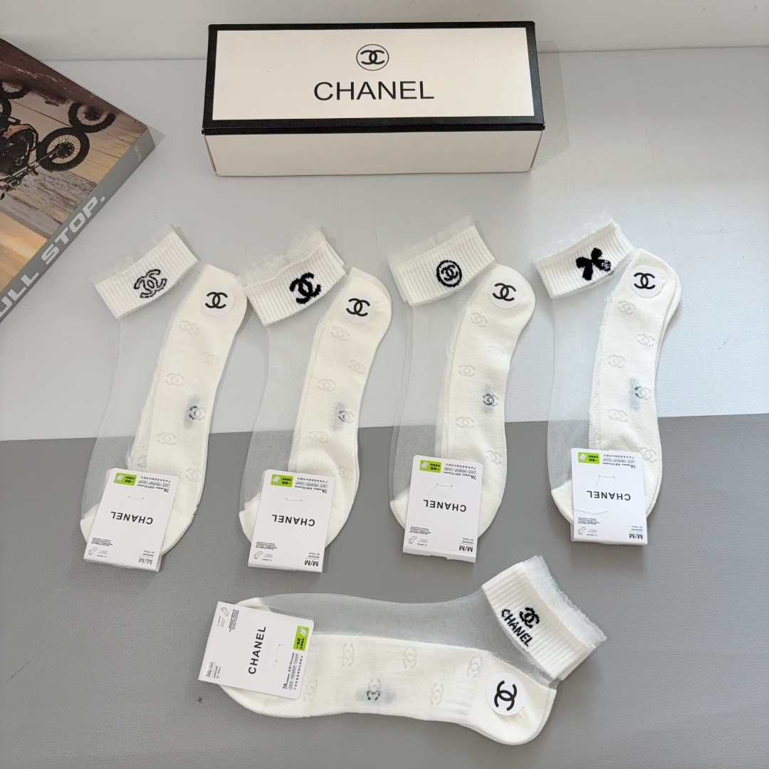 配包装【一盒5双】 
香奈儿 CHANEL新款冰丝短筒袜子❗专柜同步上新，超柔软舒适，专柜爆款双C系列超