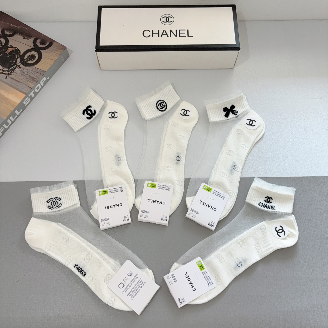 配包装【一盒5双】 
香奈儿 CHANEL新款冰丝短筒袜子❗专柜同步上新，超柔软舒适，专柜爆款双C系列超