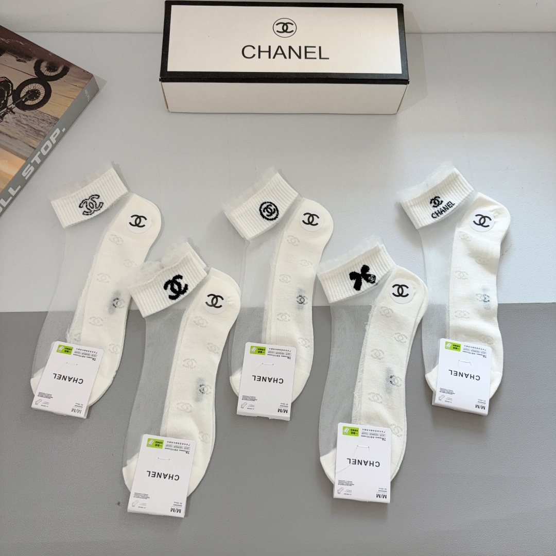 配包装【一盒5双】 
香奈儿 CHANEL新款冰丝短筒袜子❗专柜同步上新，超柔软舒适，专柜爆款双C系列超