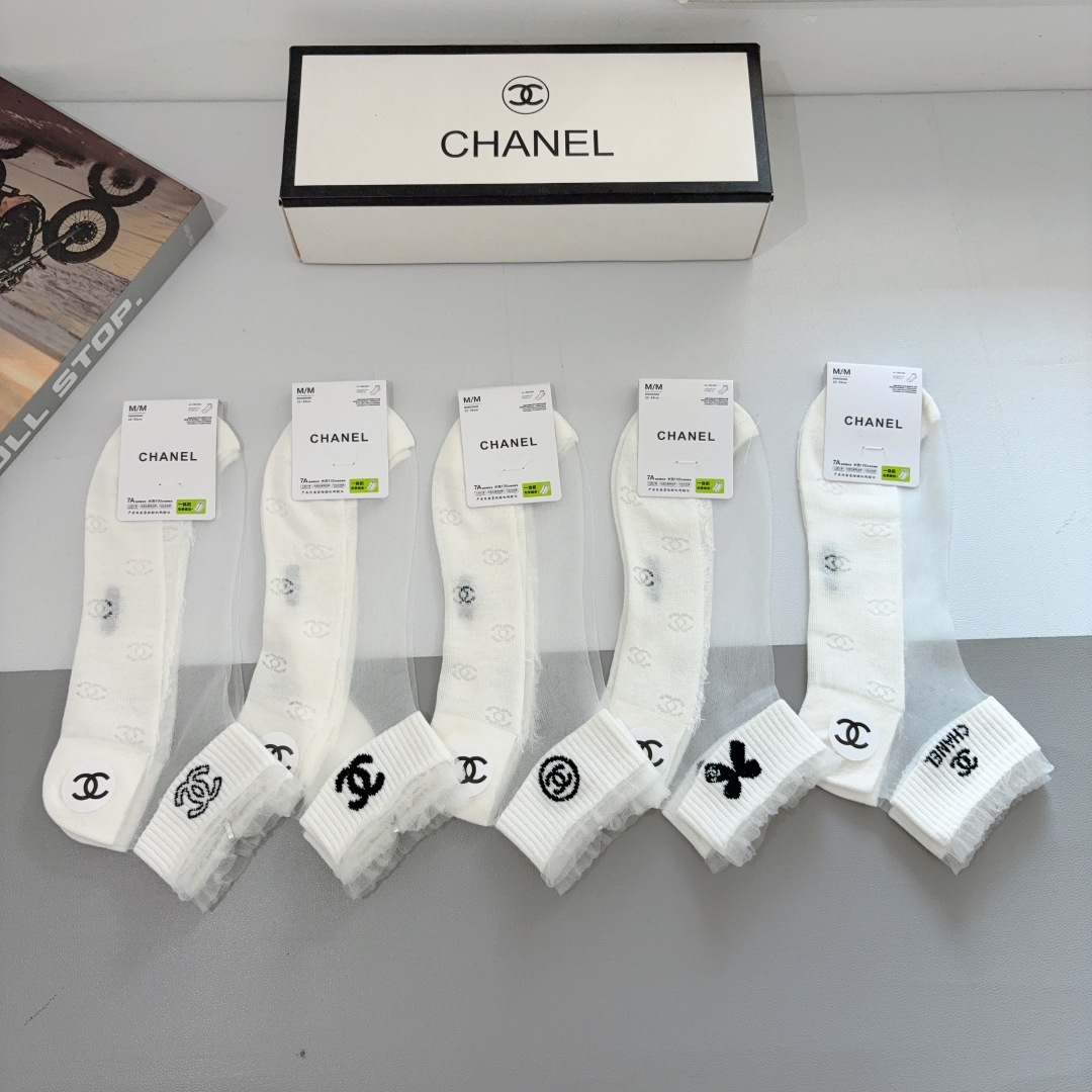 配包装【一盒5双】 
香奈儿 CHANEL新款冰丝短筒袜子❗专柜同步上新，超柔软舒适，专柜爆款双C系列超