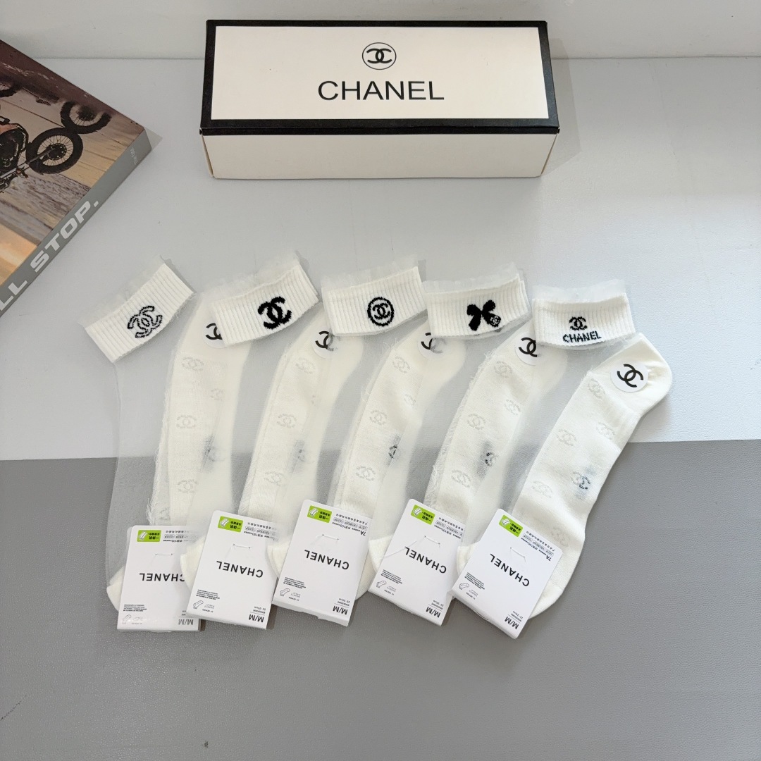 配包装【一盒5双】 
香奈儿 CHANEL新款冰丝短筒袜子❗专柜同步上新，超柔软舒适，专柜爆款双C系列超