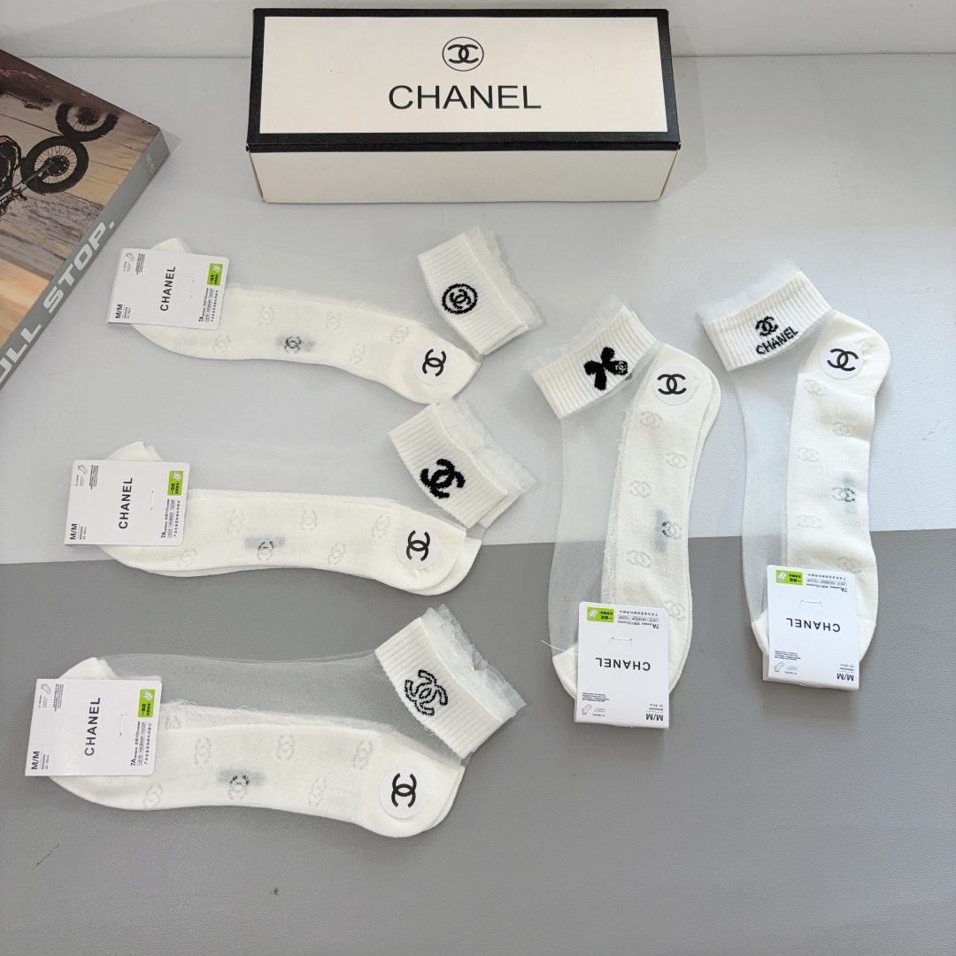 配包装【一盒5双】 
香奈儿 CHANEL新款冰丝短筒袜子❗专柜同步上新，超柔软舒适，专柜爆款双C系列超