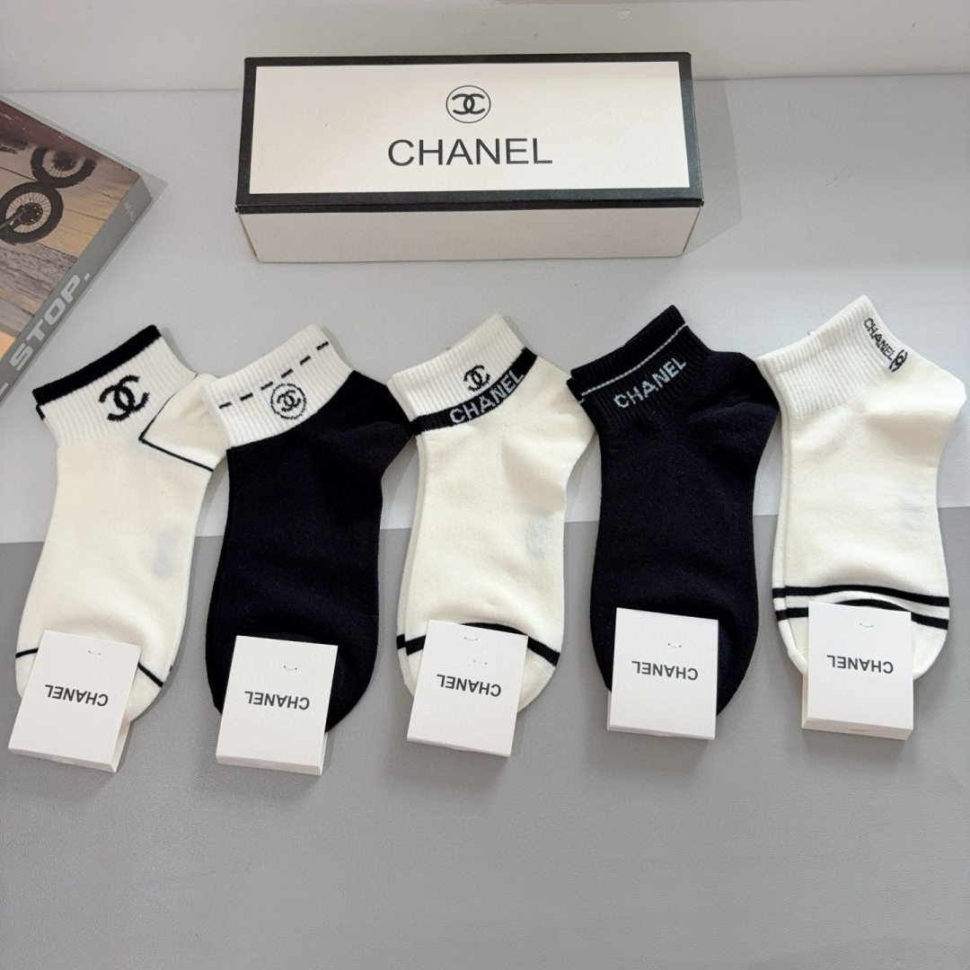 配包装（一盒5双）
CHANEL 香奈儿经典袜子❗️高版本竹棉材质柔软，秒杀市场普通货，经典的双C图案l