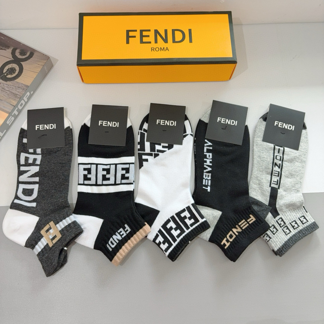 配包装（一盒5双）
FENDI  芬迪  双Ｆ字母爆款短款袜子，💓实用好穿 纯棉面料 柔软透气，时尚百搭