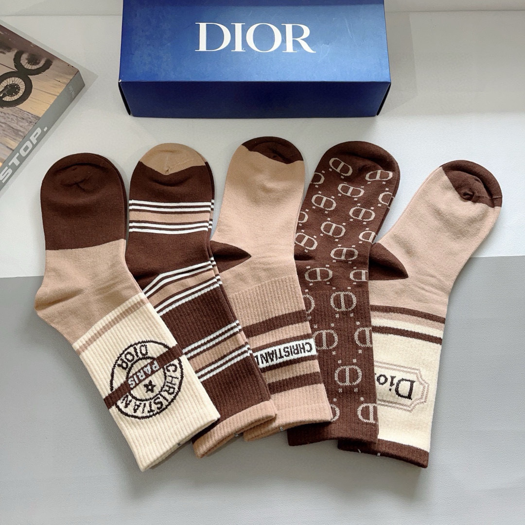 配包装（一盒5双）
Dior 迪奥 新款字母罗口长筒袜子！爆款字母专柜同步长筒袜，💛大牌出街，潮人必备。