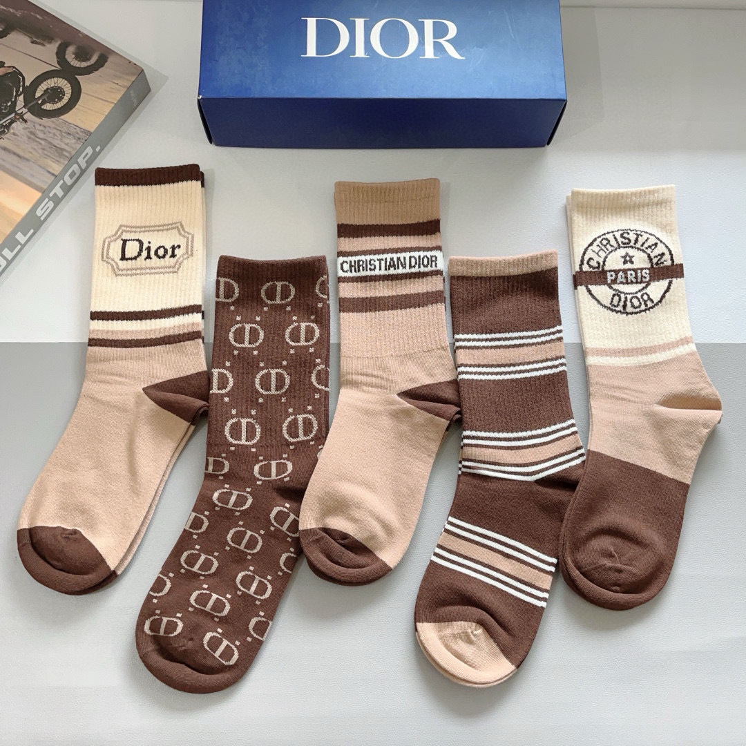 配包装（一盒5双）
Dior 迪奥 新款字母罗口长筒袜子！爆款字母专柜同步长筒袜，💛大牌出街，潮人必备。