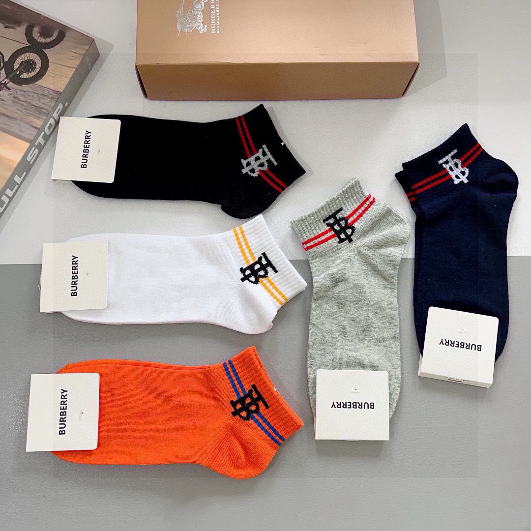 配包装（一盒5双）
🌟Burberry 巴宝莉 超火爆小单品，男女通用纯棉面料，潮人必备  爆款格子中筒