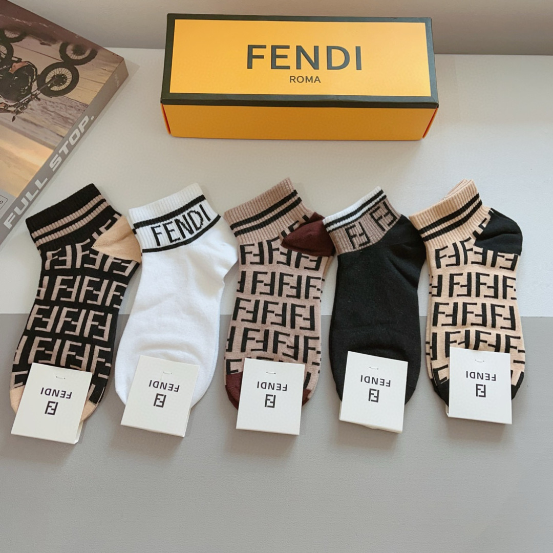 配包装（一盒5双）
FENDI  芬迪  字母双Ｆ爆款中筒袜，纯棉面料， 专柜同款 💓纯棉面料，实用好穿