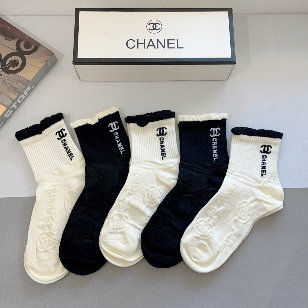 配包装（一盒5双）
CHANEL 香奈儿经典袜子❗️高版本纯棉材质柔软，秒杀市场普通货，经典的双C图案l