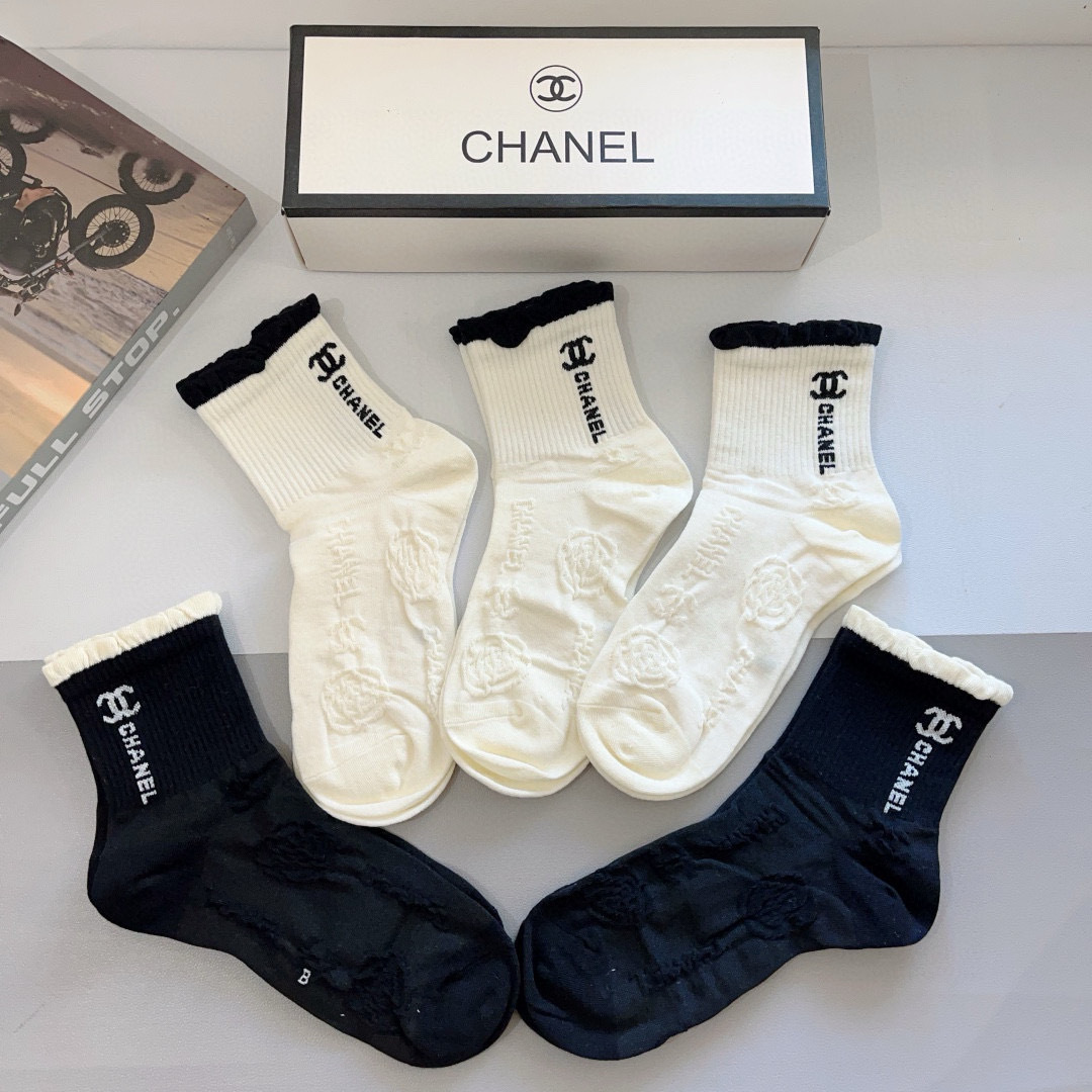 配包装（一盒5双）
CHANEL 香奈儿经典袜子❗️高版本纯棉材质柔软，秒杀市场普通货，经典的双C图案l