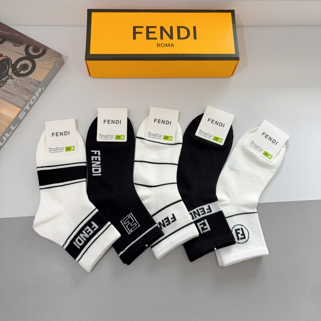 配包装（一盒5双）
FENDI  芬迪  字母双Ｆ经典款中筒袜子，💓实用好穿 柔软透气，时尚百搭款，大牌