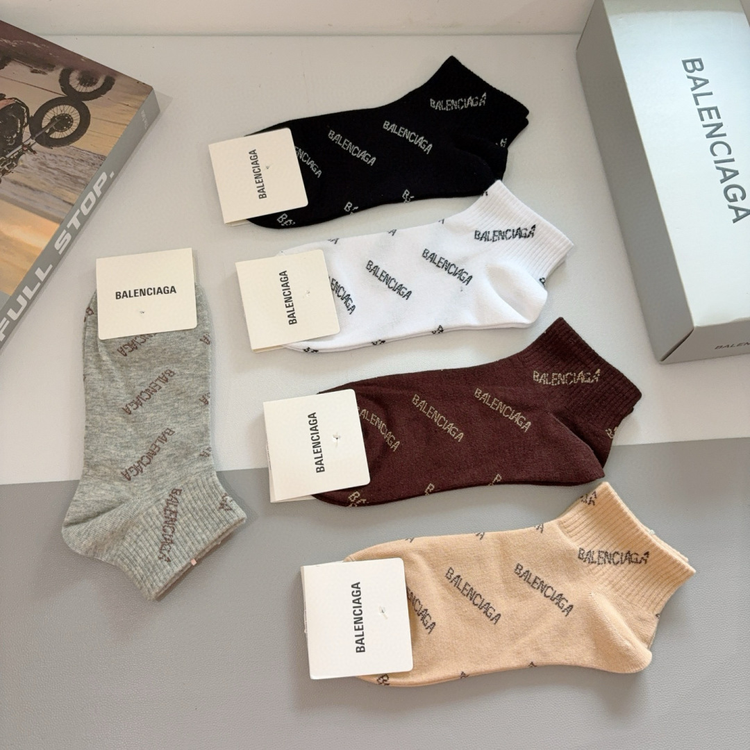 配包装【一盒5双】
BALENCIAGA 巴黎世家 新款短筒袜子。潮人必不可少的时尚专柜代购袜子 ，超级