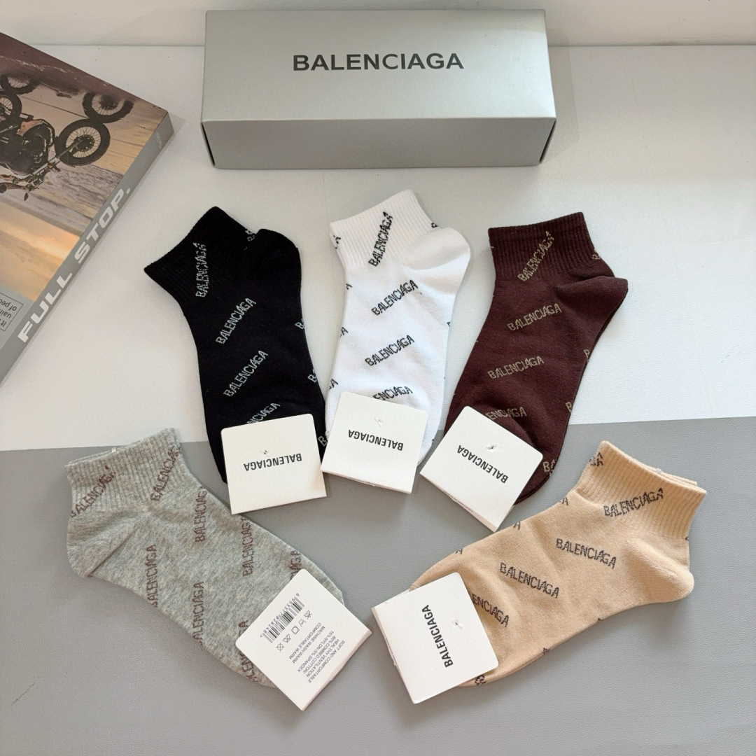 配包装【一盒5双】
BALENCIAGA 巴黎世家 新款短筒袜子。潮人必不可少的时尚专柜代购袜子 ，超级