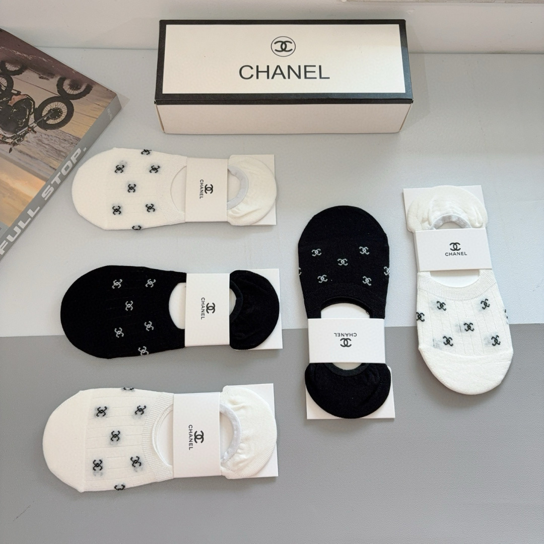 配包装（一盒5双）
CHANEL 香奈儿经典袜子❗️高版本竹棉材质柔软，秒杀市场普通货，经典的双C图案l