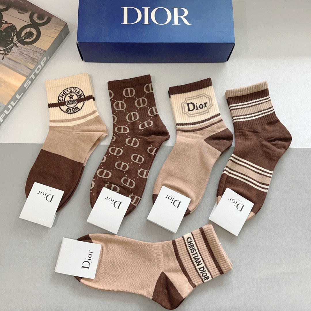 配包装（一盒5双）
Dior 迪奥 新款字母罗口中筒袜子！爆款字母专柜同步中筒袜，💛大牌出街，潮人必备。
