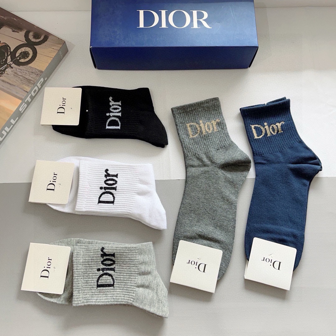 配包装（一盒5双）
Dior 迪奥 新款字母男款中筒袜子！爆款专柜同步袜子，💛大牌出街，潮人必备。超好搭