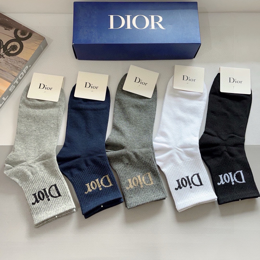配包装（一盒5双）
Dior 迪奥 新款字母男款中筒袜子！爆款专柜同步袜子，💛大牌出街，潮人必备。超好搭