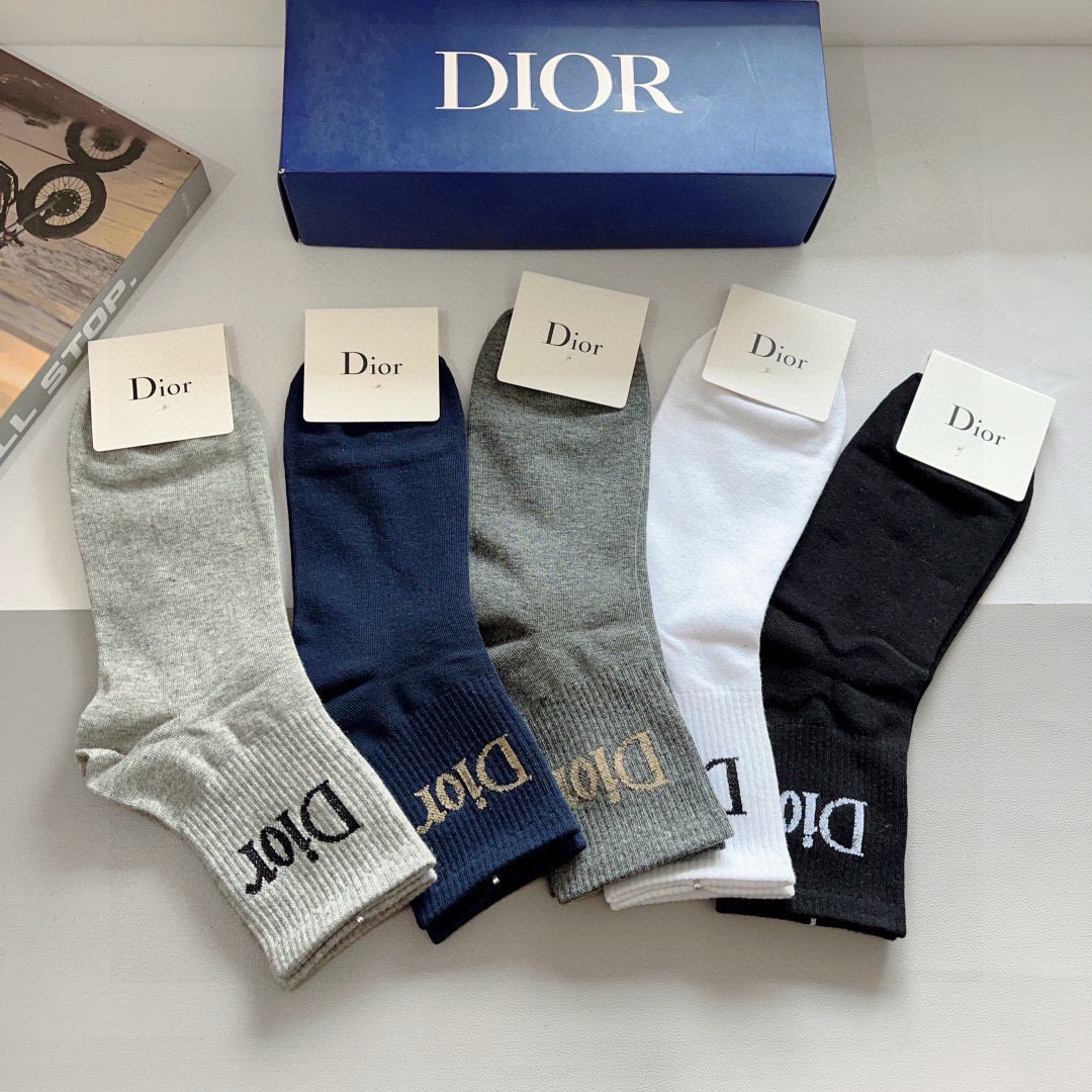 配包装（一盒5双）
Dior 迪奥 新款字母男款中筒袜子！爆款专柜同步袜子，💛大牌出街，潮人必备。超好搭